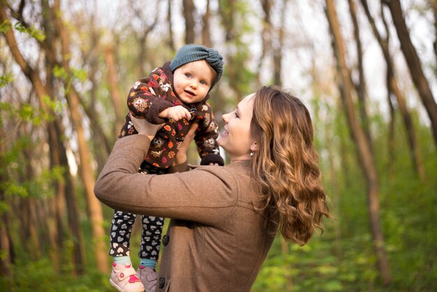 Madre feliz con hijo en la naturaleza