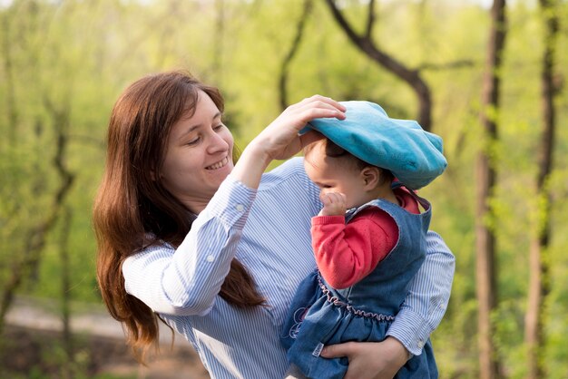 Madre feliz con hijo en la naturaleza