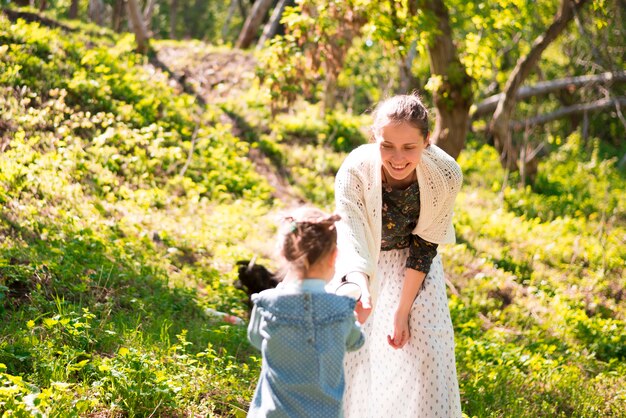 Madre feliz con hijo en la naturaleza