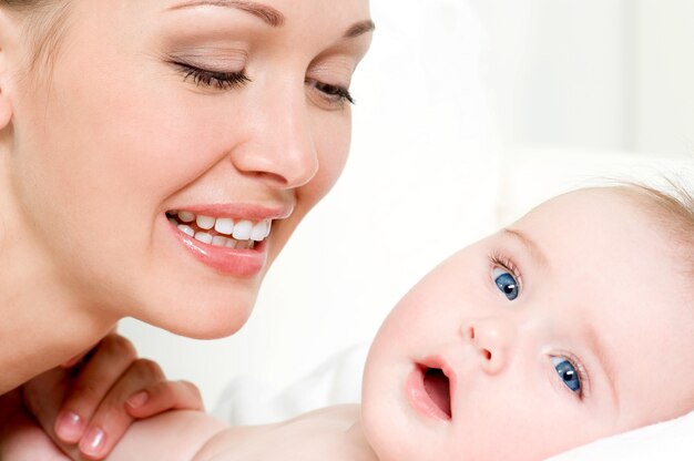 madre feliz con lindo bebé recién nacido