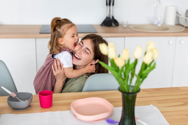 Madre feliz que celebra al niño