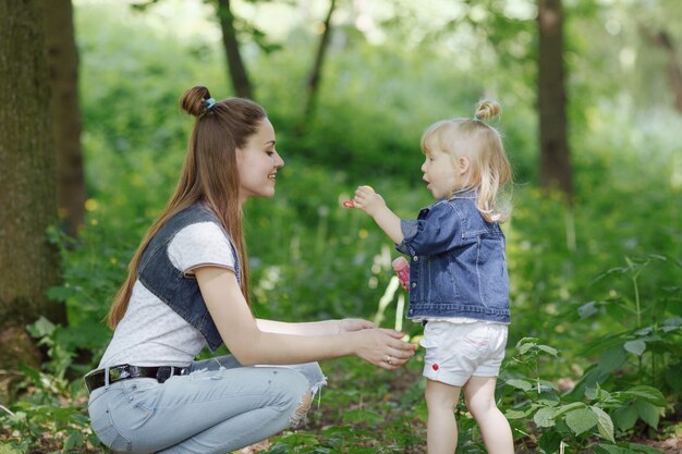 Madre feliz sonriendo con su hija