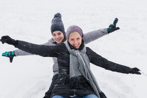 Madre feliz con su hermosa hija disfrutando de vacaciones de invierno