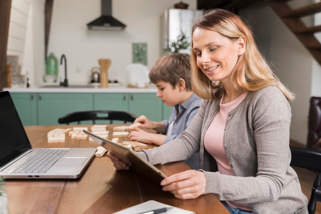 Madre feliz de trabajar desde casa junto a su hijo