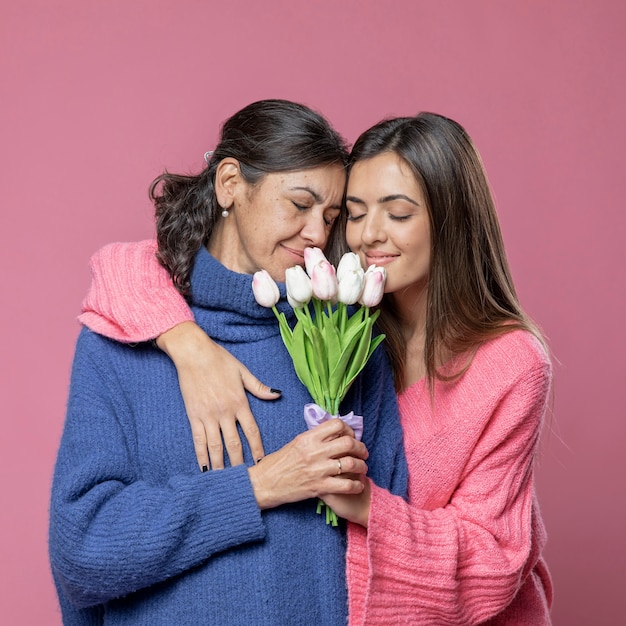 Madre con flores de hija