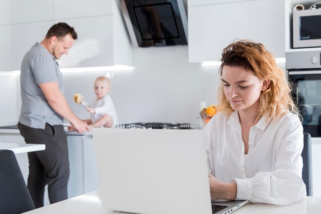 Madre haciendo su trabajo en la cocina