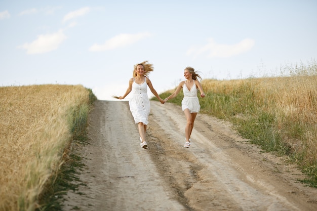 Madre con hermosa hija en un campo de otoño