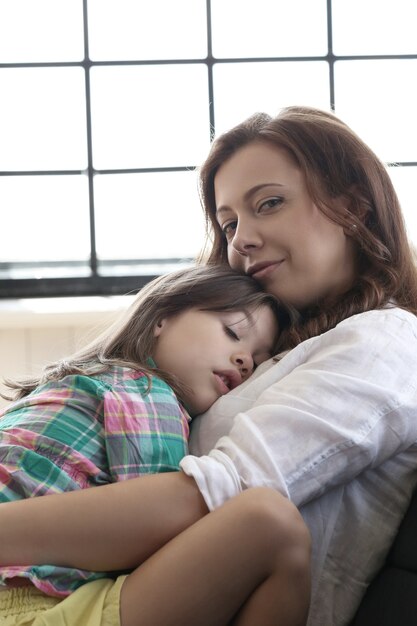 Madre con hija abrazándose juntos