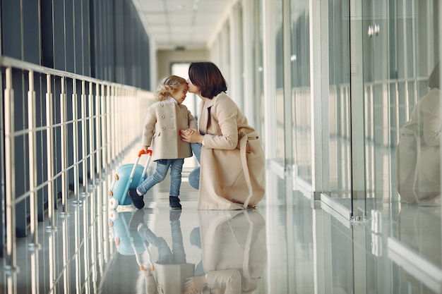Madre con hija en el aeropuerto