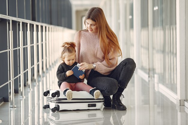 Madre con hija en el aeropuerto