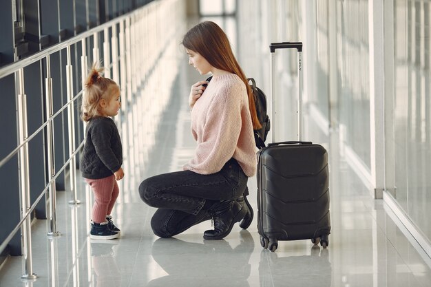 Madre con hija en el aeropuerto