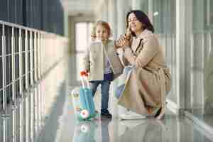 Foto gratuita madre con hija en el aeropuerto