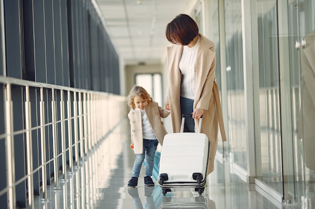 Madre con hija en el aeropuerto