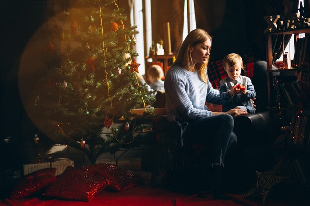 Madre con hija por arbol de navidad