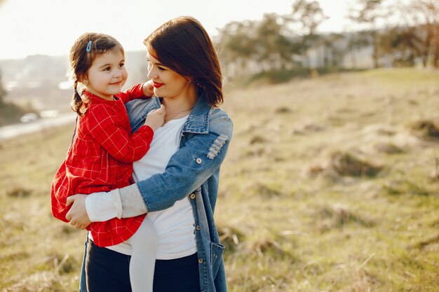 madre con hija en un bosque