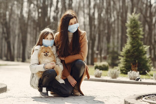 Foto gratuita madre con hija camina afuera en máscaras