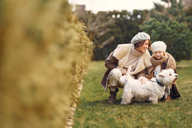 Madre con hija camina con un perro