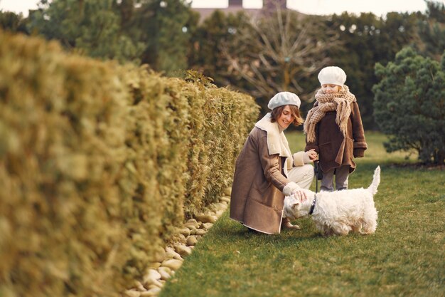 Madre con hija camina con un perro