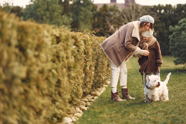 Madre con hija camina con un perro