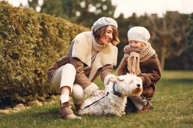 Madre con hija camina con un perro