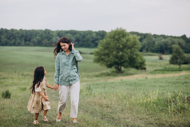 Madre con hija caminando juntos en el parque