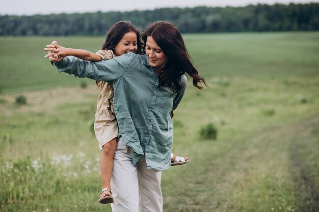 Madre con hija caminando juntos en el parque