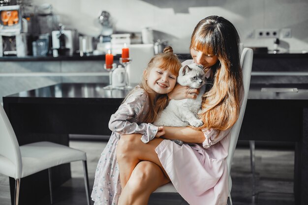 Madre con hija en casa