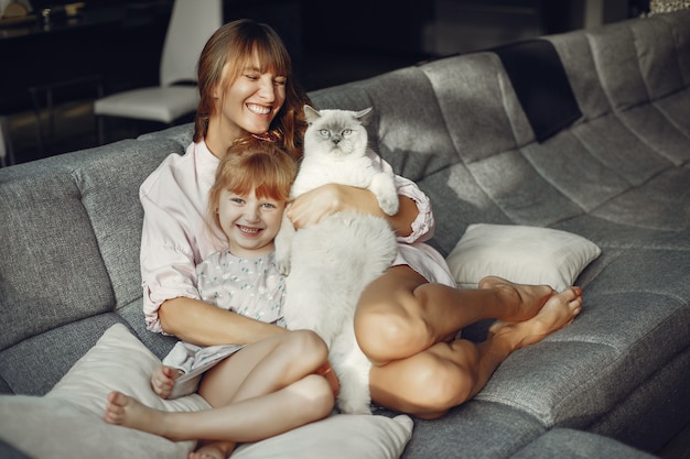 Madre con hija en casa