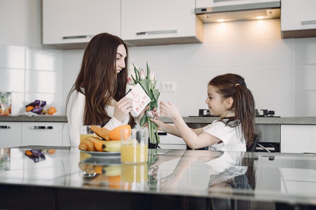 Madre con hija en casa