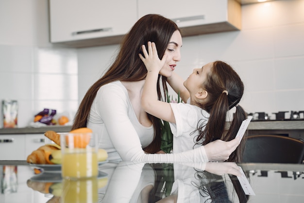 Madre con hija en casa