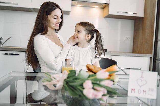 Madre con hija en casa