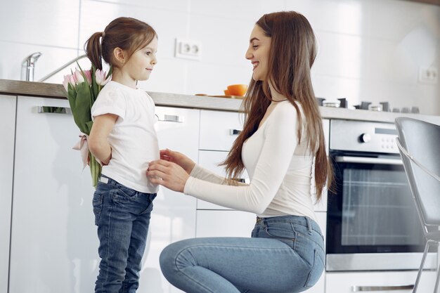 Madre con hija en casa