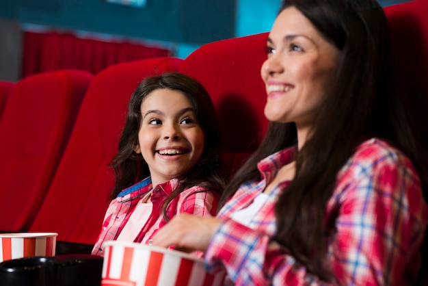 Madre con hija en el cine