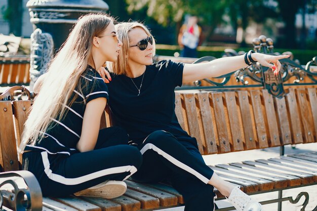 Madre con hija en una ciudad