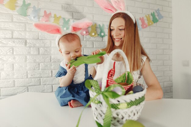 Madre con hija en una cocina preparándose para pascua