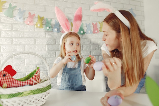 Madre con hija en una cocina preparándose para pascua