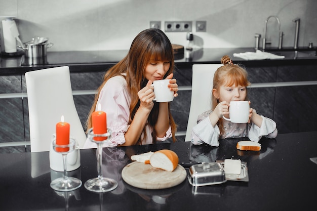 Madre con hija en una cocina