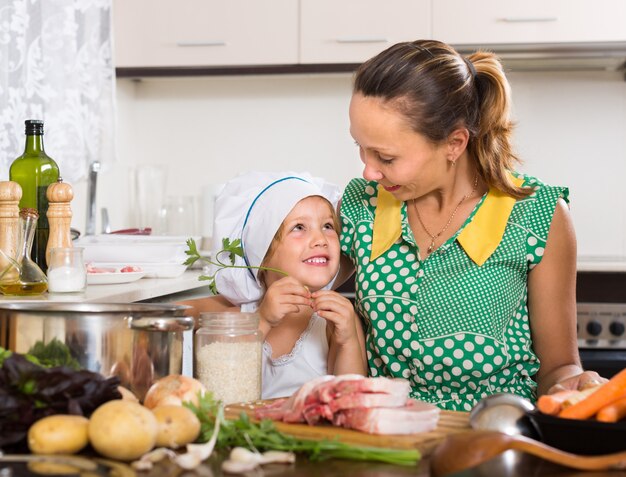 Madre con hija cocinando