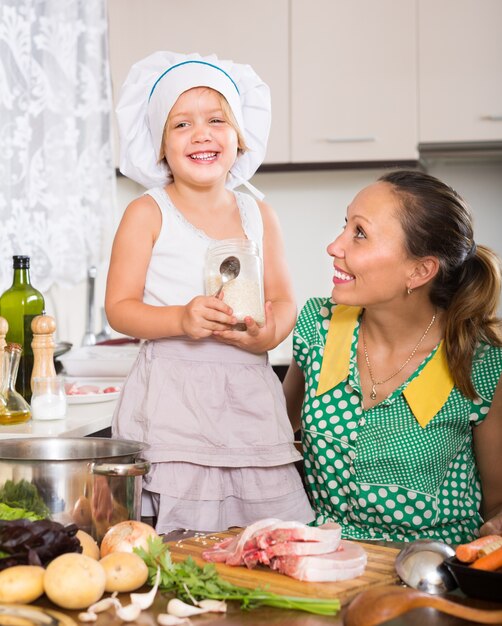 Madre con hija cocinando