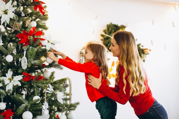 Madre, con, hija, decorar, árbol de navidad