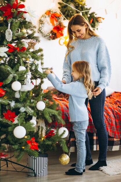 Madre, con, hija, decorar, árbol de navidad