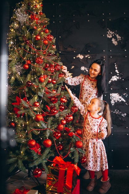 Madre, con, hija, decorar, árbol de navidad