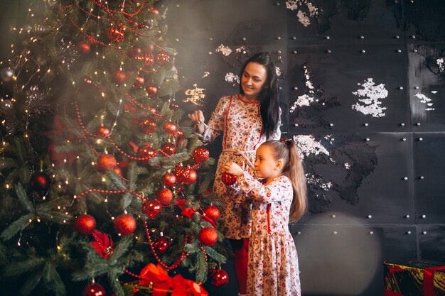 Madre, con, hija, decorar, árbol de navidad
