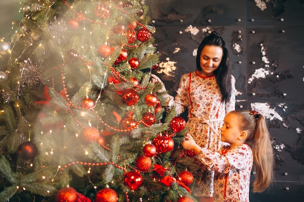 Madre, con, hija, decorar, árbol de navidad