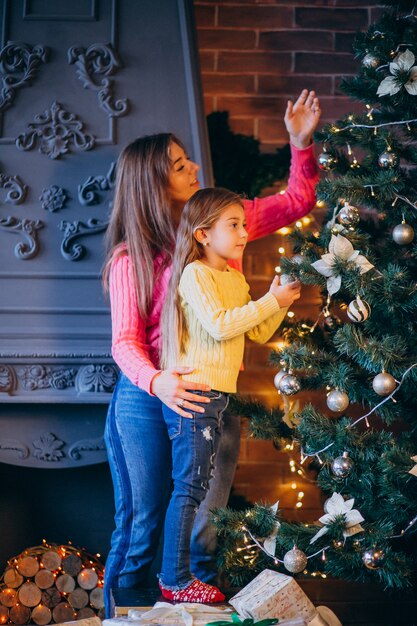 Madre, con, hija, decorar, árbol de navidad