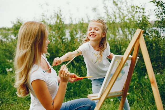 Madre con hija dibujando en un parque