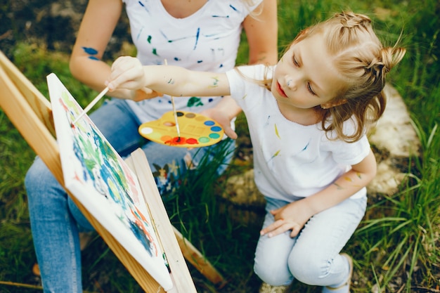 Madre con hija dibujando en un parque