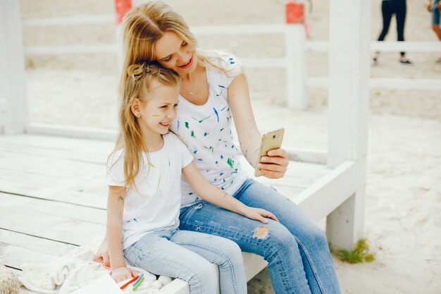 Madre con hija dibujando en un parque