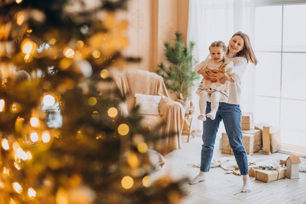 Madre con hija divirtiéndose en Navidad