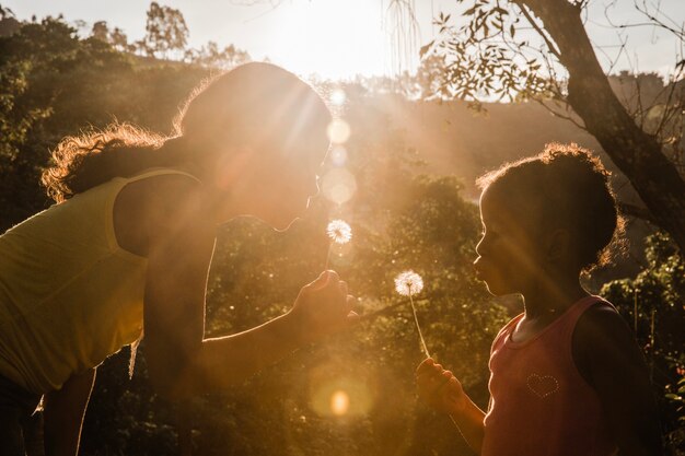 Madre con hija efecto de rayos de sol